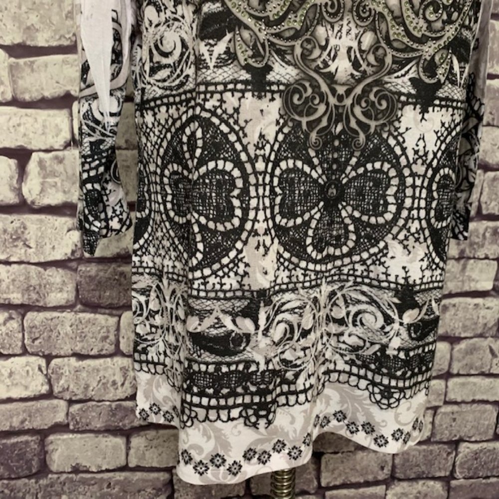Chico's Black & White V-Neck Blouse Size L - Picture 3 of 9
